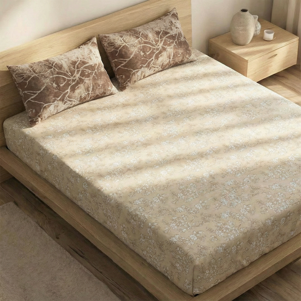 طقم ملايات بأستك – موديل ذهب – نقشة أبيض على بيج – 3 قطع – 180×200 + 30 سم